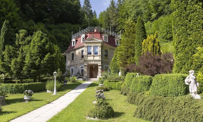 Bad Urach Apartamento | Holiday Apartment 'Romance in the Castle' with Mountain View, Private Garden and Wi-Fi