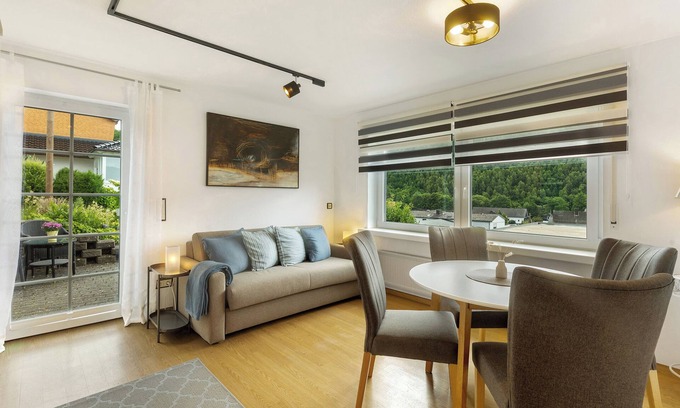 Saalhausen Apartamento | Apartamento vacacional 'Schwalbennest' con vistas a la montaña, terraza privada y Wi-Fi