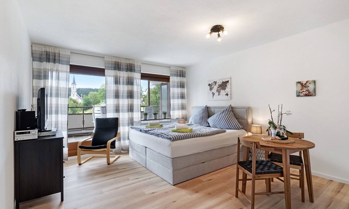 Schoenwald Apartamento | Apartamento vacacional "Schwarzwald" con balcón, piscina interior compartida y Wi-Fi
