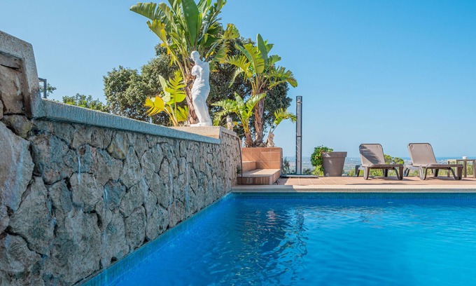 Portol Apartamento | Apartamento vacacional 'Sky Villa In Portol' con piscina compartida, Wi-Fi y aire acondicionado.