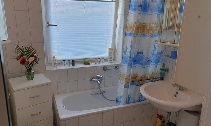 Schilksee Apartamento | Apartamento vacacional 'Strandperle-Schilksee' con vistas al mar, jardín comunitario y Wi-Fi