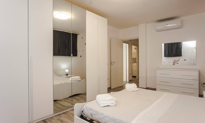 Sarroch Apartamento | Apartamento vacacional "Villa Farfalle" con Wi-Fi, aire acondicionado y jardín
