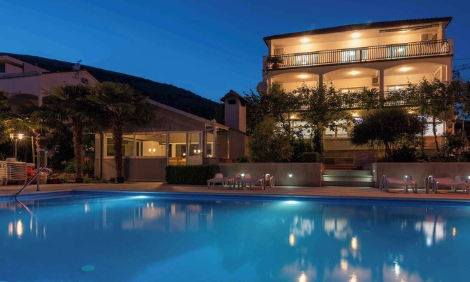 Seget Donji Apartamento | Apartamento vacacional con piscina y 80 m de la playa
