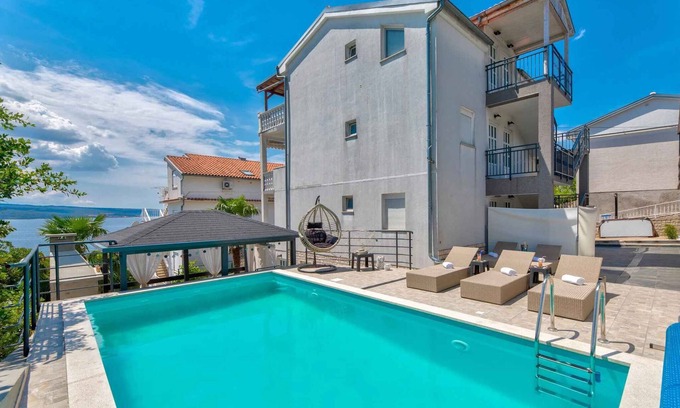 Dramalj Apartamento | Apartamento vacacional con piscina e hidromasaje de uso compartido