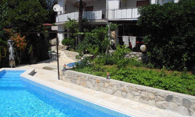 Selce Apartamento | Apartamento vacacional con piscina al aire libre a sólo 30 metros de la playa