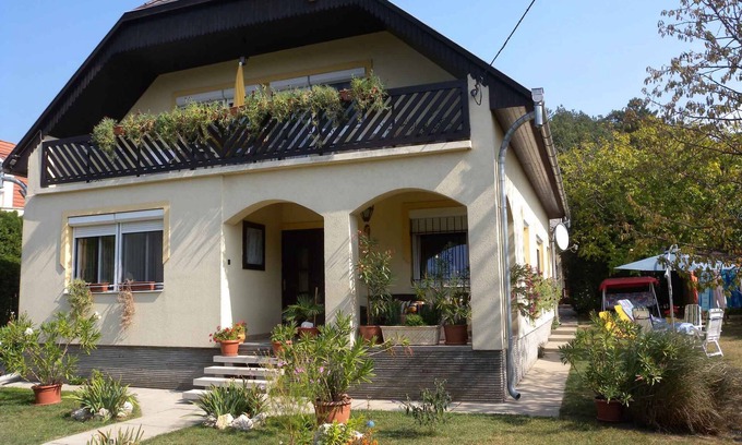 Gyenesdias Apartamento | Apartamento vacacional con jardín y barbacoa