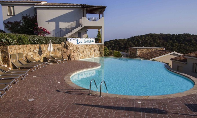 Baja Sardinia Apartamento | Casa vacacional con piscina exterior y aire acondicionado