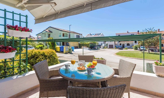 Funtana Apartamento | Apartamento vacacional con terraza y aire acondicionado