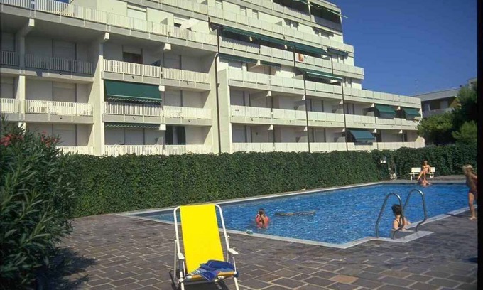 Lignano Sabbiadoro Apartamento | Apartamento vacacional con balcón, internet y piscina