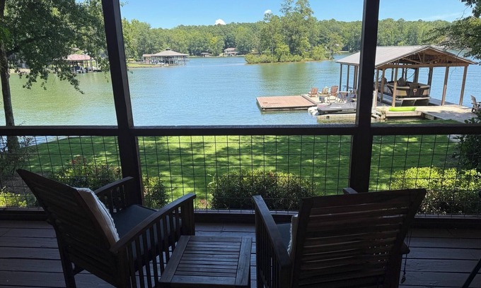 Dadeville Cabaña | Holiday Cottage, Charming 4-bedroom cottage on Blue Creek of Lake Martin,AL