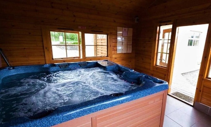 Milford Cabaña | Holiday Cottage With Hot-Tub
