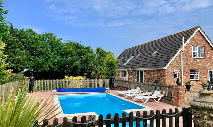 Louth Cabaña | Holiday Cottages with Pool, Sleeps 6