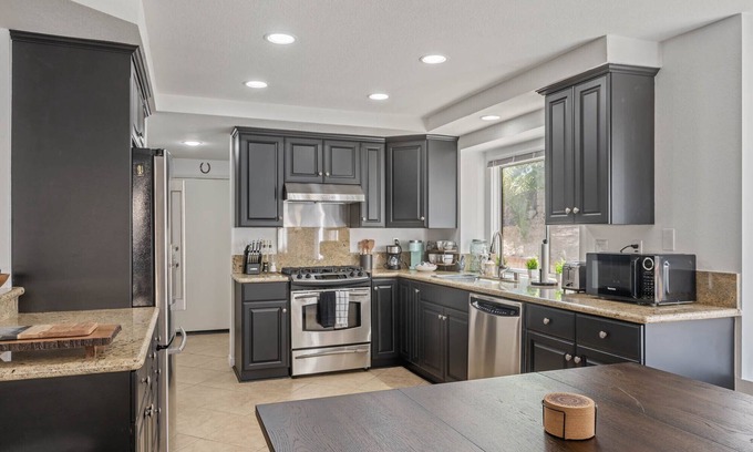Castaic Casa | Holiday Dream Stay -Pool & Spa, Pool Table, Ping Pong & Games by Magic Mountain