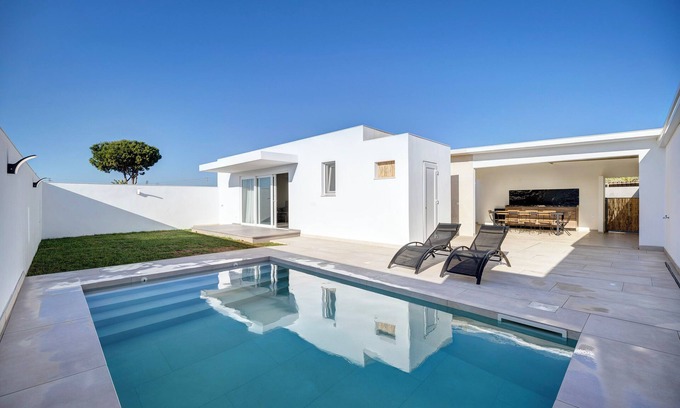 Chiclana de la Frontera Casa | Casa de vacaciones 'Villa Kalma' con piscina privada, terraza privada y Wi-Fi