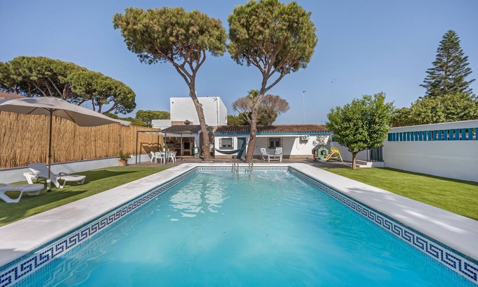 Los Gallos-Cerromolino Casa | Casa de vacaciones 'Melkart Loft Sancti Petri' con piscina privada, Wi-Fi y aire acondicionado