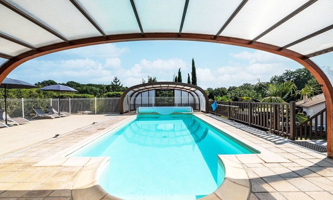 Castelnaud-la-Chapelle Casa | Holiday Home 'Hyacinthe' with Shared Pool, Wi-Fi and Air Conditioning