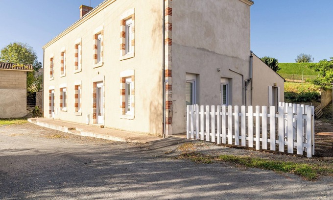 Saint-Hilaire-de-Voust Casa | Casa de vacaciones 'Logement 3ch 8 Personnes' con terraza privada, jardín privado y Wi-Fi