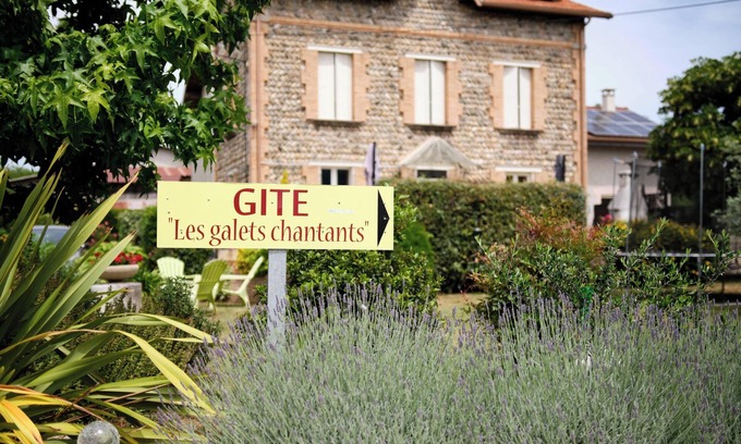 Saint-Hilaire-du-Rosier Casa | Casa de vacaciones 'Gîte Les Galets Chantants' con vistas a la montaña, terraza privada y Wi-Fi