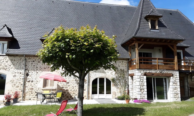 Saint-Mamet-la-Salvetat Casa | Casa de vacaciones 'Gîte Le Rosier' con Wi-Fi