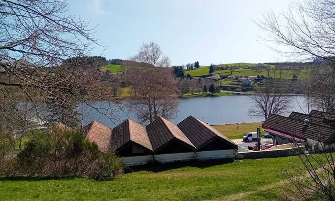 Saint-Remy-Sur-Durolle Casa | Casa de Vacaciones 'Joli Gîte Fushia' con Terraza Compartida, Jardín Compartido y Wi-Fi