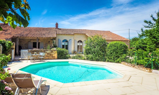 Saint-Laurent-de-la-Salle Casa | Casa Saint-Laurent Piscina y Jardín