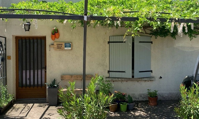 Villemagne-l'Argentiere Casa | Holiday Home 'Maison Sur La Mare' with Mountain View, Private Pool and Wi-Fi