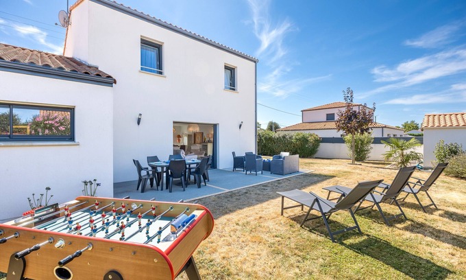 Bourgenay Casa | Holiday Home 'La Maison Du Payré - Near Beaches' with Private Terrace, Private Garden and Wi-Fi