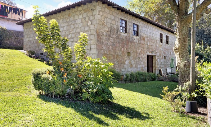 Freixieiro de Soutelo Casa | Casa de vacaciones 'Do Sobreiro' con vistas a la montaña, piscina privada y Wi-Fi