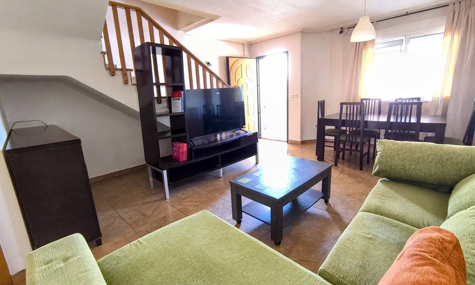 San Pedro del Pinatar Casa | Holiday Home 'Vacaciones Con Sabor A Hogar' with Balcony, Wi-Fi and Air Conditioning