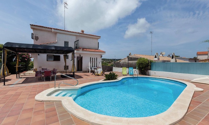 Vilanova I la Geltru Casa | Casa de vacaciones 'Villa Lilia' con vistas al mar, piscina privada y Wi-Fi