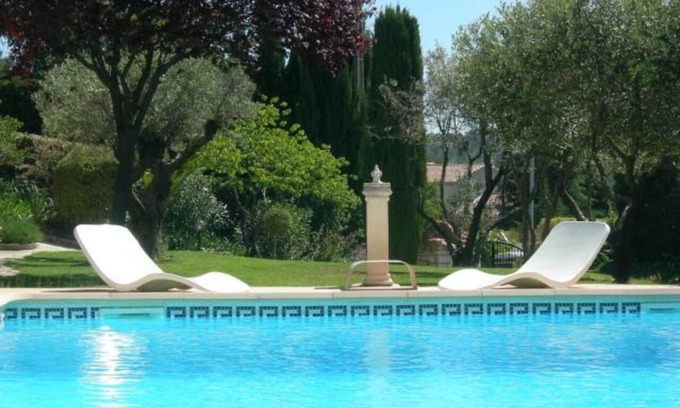 Carnoux-en-Provence Casa | Casa de vacaciones 'Maisonnette Avec Piscine' con piscina compartida, terraza privada y Wi-Fi