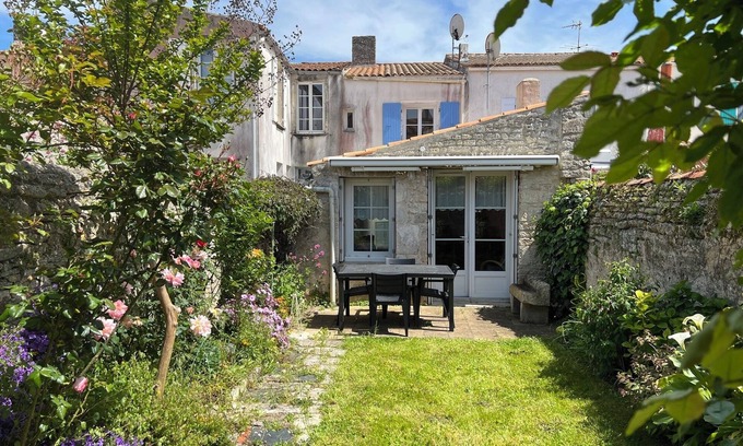 Le Chateau-d'Oleron Casa | Casa de vacaciones 'Maison Au Cœur Du Château D'Oléron' con terraza privada y Wi-Fi