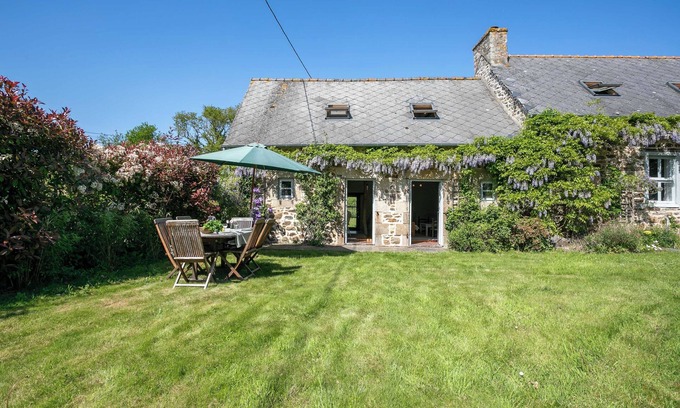 Pommerit-le-Vicomte Casa | Casa de vacaciones 'Longère De La Croix Blanche' con jardín privado