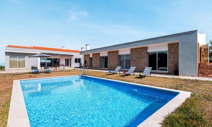 Aldeia Galega Casa | Holiday Home 'A Casa Da Vagem' with Garden View, Wi-Fi and Air Conditioning