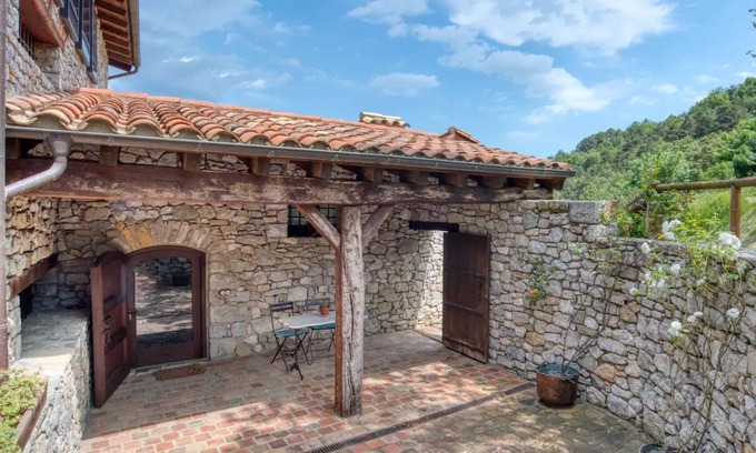 Montagut Casa | Casa de vacaciones Agroturismo Garrotxa pareja-familia con vistas a la montaña, jardín y Wi-Fi