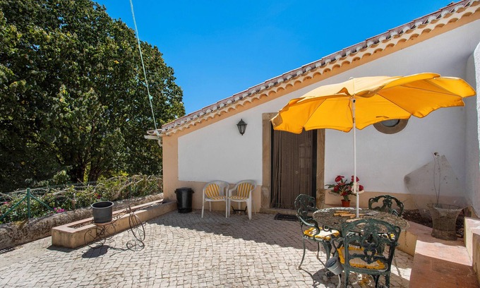 Alenquer Casa | Casa de vacaciones 'Amarela' con vistas a la montaña, piscina compartida y Wi-Fi
