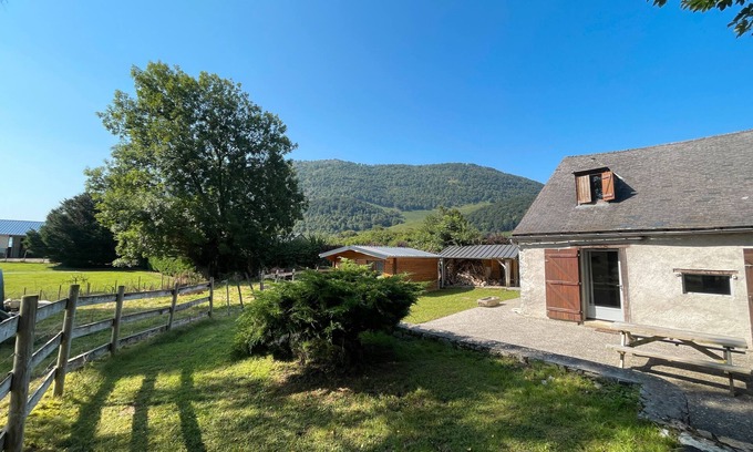 Castet Casa | Holiday Home 'Ancienne Bergerie' with Mountain View, Shared Terrace and Private Garden