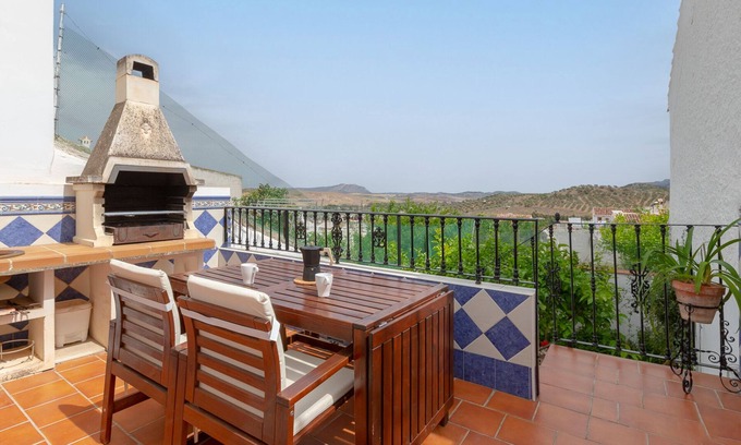 Ardales Casa | Casa de vacaciones 'Ardales' con vistas a la montaña, Wi-Fi y aire acondicionado