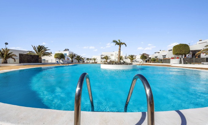 Puerto Calero Casa | Casa de vacaciones en el puerto de Puerto Calero con azotea, jardín y piscina