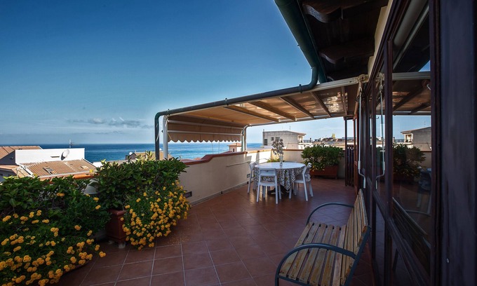 Capo d'Orlando Casa | Casa de vacaciones 'Ático Sobre el Mar' que admite mascotas con vistas al mar, terraza y Wi-Fi