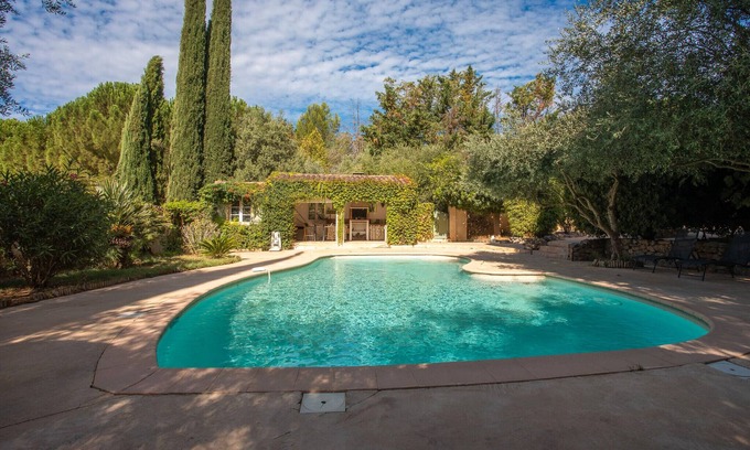 Le Val Casa | Holiday Home 'Au Écuries Du Mas Di Gau' with Shared Pool, Wi-Fi and Air Conditioning