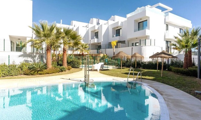 Fuengirola Casa | Casa de vacaciones 'Beach Terraced House Close Town' con vistas al mar, Wi-Fi y aire acondicionado.