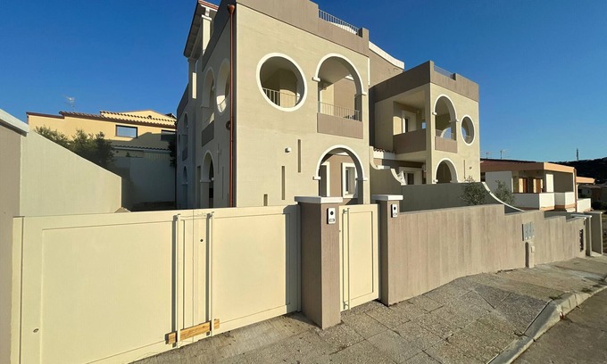 Villasimius Apartamento | Casa Vacaciones 'Bertha' con Vista a la Montaña y Aire Acondicionado