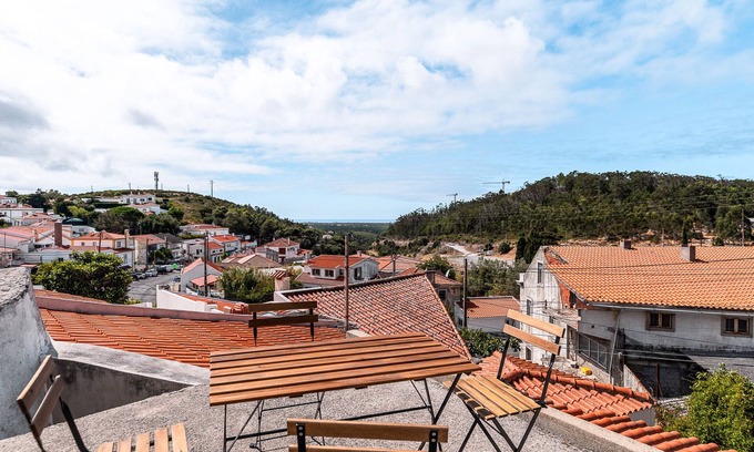 Malveira da Serra Casa | Holiday Home 'Between Mountain and Sea' with Mountain View, Private Terrace and Wi-Fi