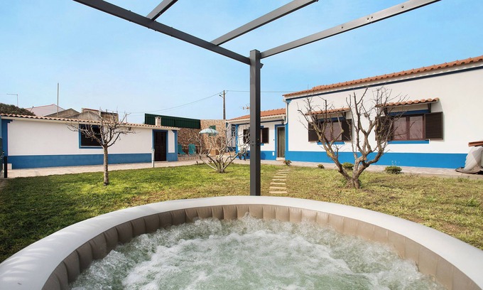 Caldas da Rainha Casa | Casa de vacaciones 'Bouros's Cliff' con jardín privado, Wi-Fi y aire acondicionado