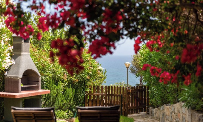 Villasimius Casa | Casa de vacaciones 'Bougainville' con vistas al mar, terraza privada y Wi-Fi