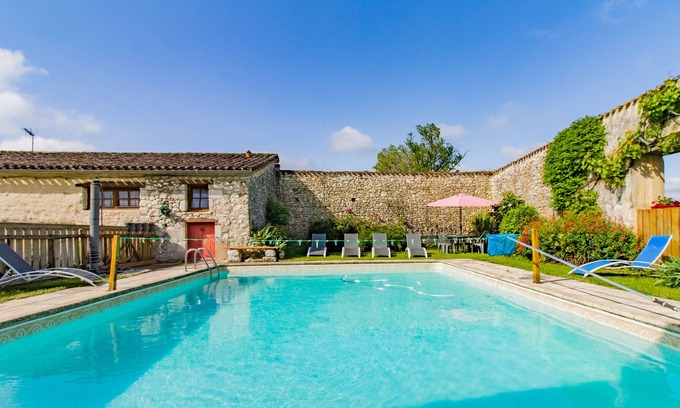 Monflanquin Casa | Holiday Home 'Côté Four' with Shared Pool, Garden, Terrace & Wi-Fi