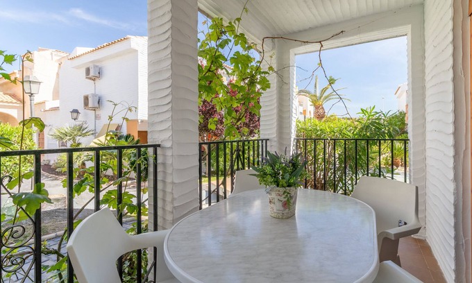 Los Arenales del Sol Casa | Casa de vacaciones 'Casa en la playa con piscinas E' con piscina compartida
