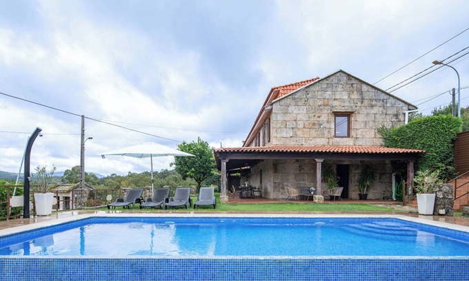 Ponte Caldelas Casa | Casa de vacaciones 'Casa Da Xeitosa' con vistas a la montaña, piscina privada y Wi-Fi