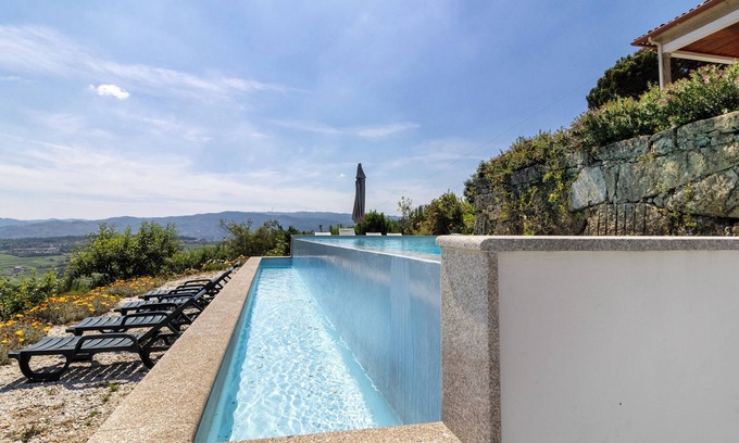 Molares Casa | Casa de vacaciones 'Casa Cerdeirinhas De Basto' con vistas a la montaña, piscina privada y Wi-Fi